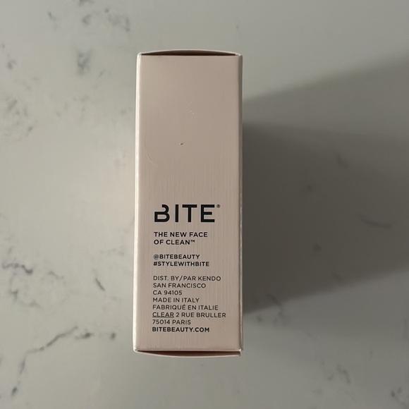 Bite Beauty Changemaker pressed powder in Medium shade (used-barely) - Picture 4 of 12